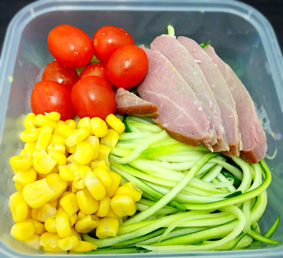 Zucchini 'noodles' salad with corn, cherry tomato and smoked duck breast|coxiella24さん