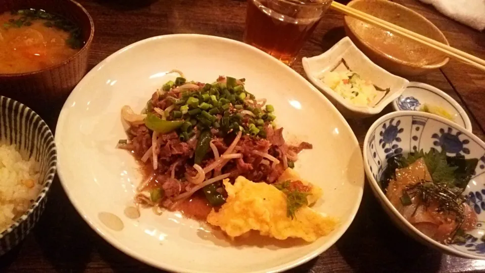 賄い飯🍚青椒肉絲、ヒラメ天ぷら梅合え、ヒラメ刺身柚子胡椒合え、ポテトサラダ…|Gauche Suzukiさん