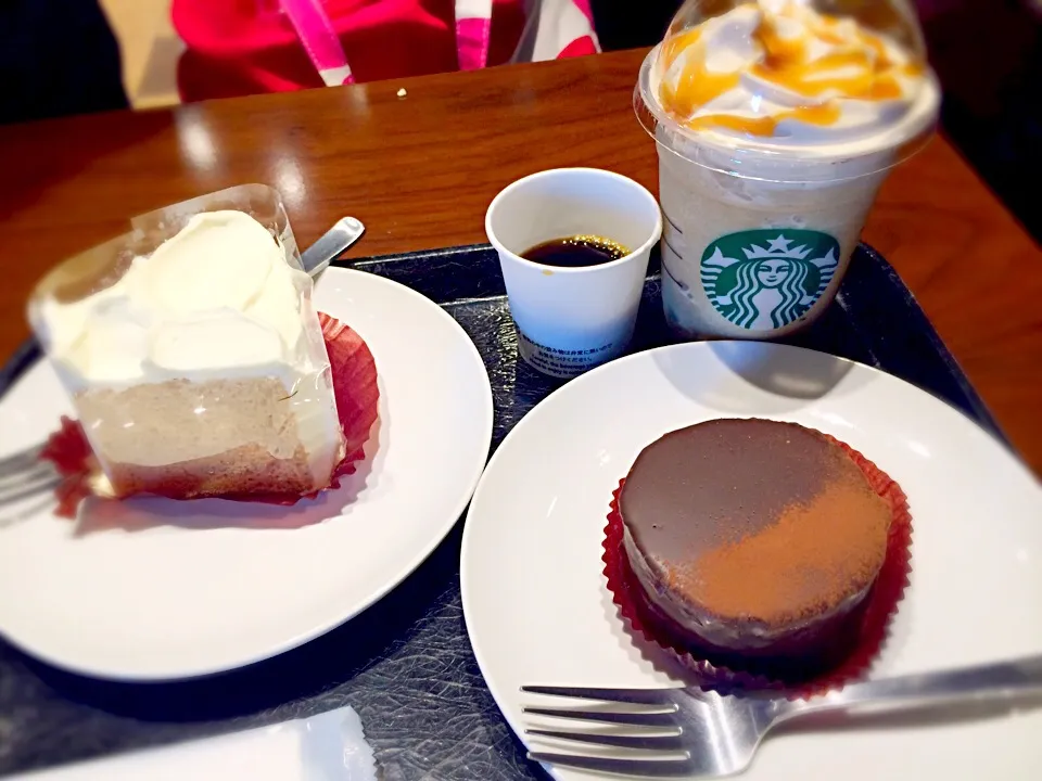 Snapdishの料理写真:ザッハトルテ♡コーヒーフラペチーノ♡シフォンケーキ|めだか🎶ママさん