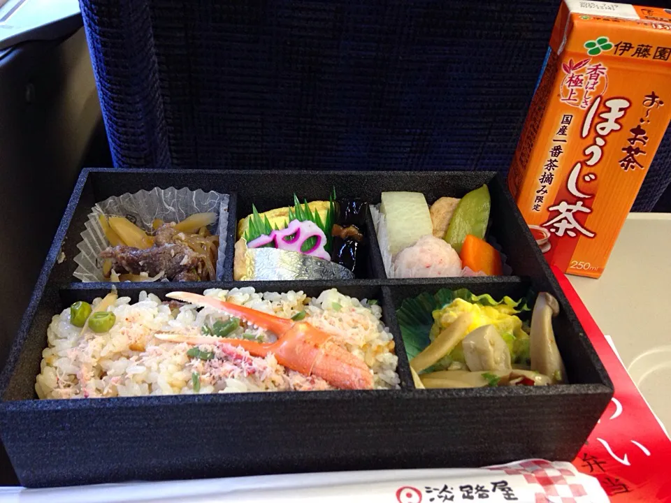 Snapdishの料理写真:20150213出張帰りの駅弁は、新神戸、ひっぱりだこ飯が美味しい淡路屋の冬の味わい幕の内弁当。蟹飯、蟹爪煮、海鮮団子、大根煮、国産牛肉煮、鰆塩焼き、卵焼き…どれも美味しい。昼ごはんが11時と早かったので、ちょっと早いけど夕飯です。|Keiko Moritaさん