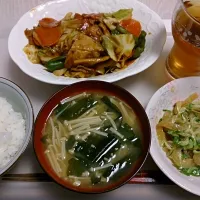 Snapdishの料理写真:回鍋肉、キュウリと中華くらげのあえもの、お味噌汁（えのき茸とワカメ）、ごはん|beesukei（献立備忘録）さん