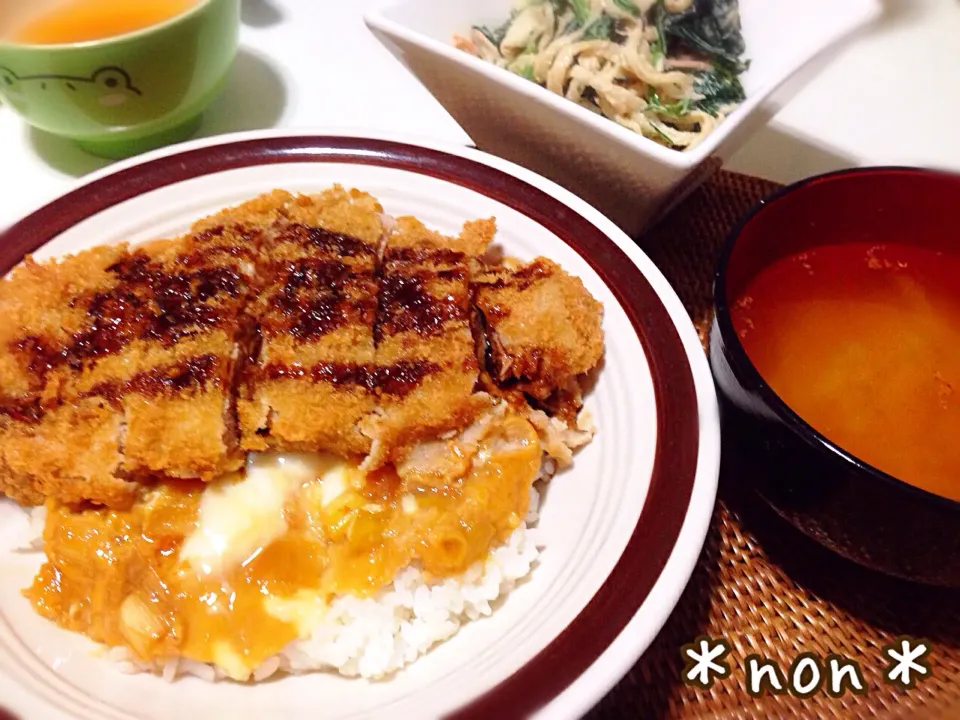 玉子でとじるか、ソースにするか( ˇωˇ ).｡oOどっちも食べたくてこうなったカツ丼|nonさん