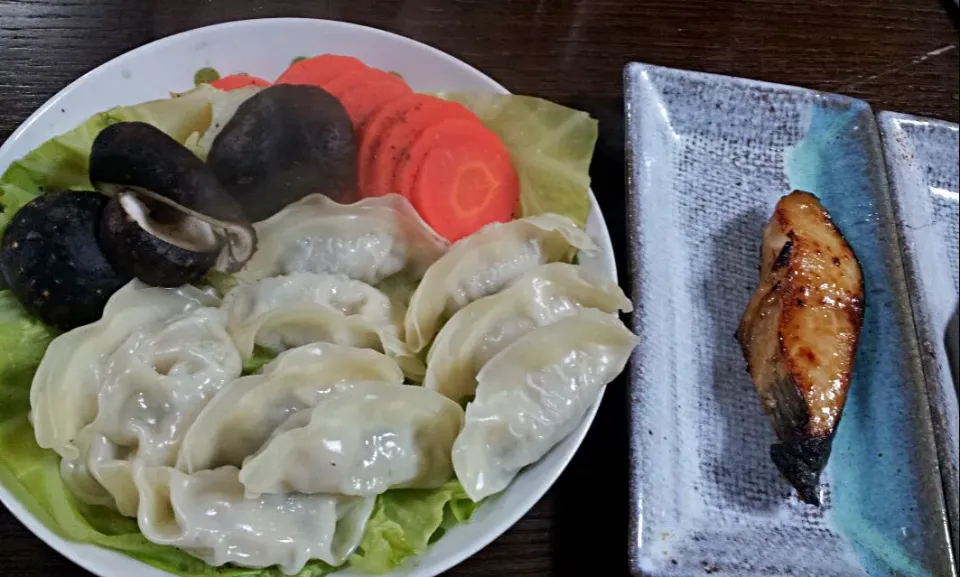 餃子を野菜と一緒に蒸してみた。あとは銀だらの焼き。|Tomoko Yoshidaさん