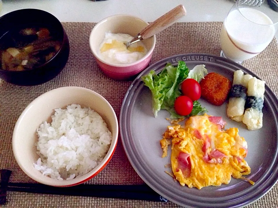 ハム入りスクランブル 味噌汁|にゃろめさん