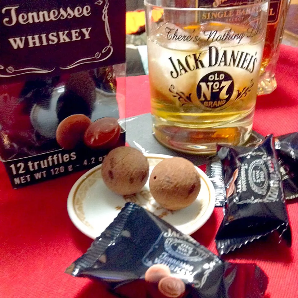 ヨメからのバレンタインチョコ！                                            ジャックダニエルトリフチョコ！So sweet!!  truffles choco with Jack Daniel's filling and my wife's love!!|yorikoさん