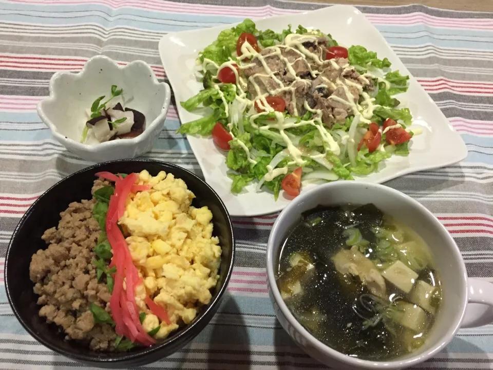 Snapdishの料理写真:すき焼き味豚そぼろ丼・タコ頭ぶつ切り酢の物・サバ水煮缶玉ねぎサラダ・鶏肉わかめスープ|まーままさん