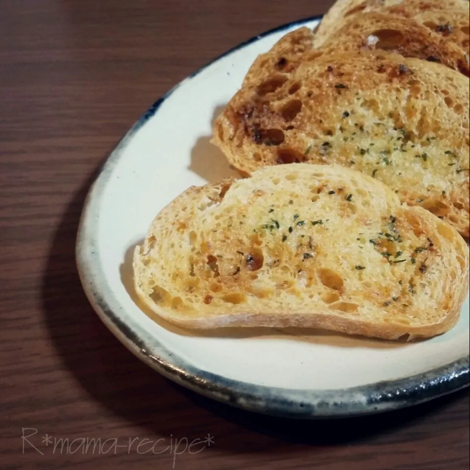 Snapdishの料理写真:部屋にガーリック臭充満~😂
やめられない止まらない~ガーリックラスク♡|ひかりママさん