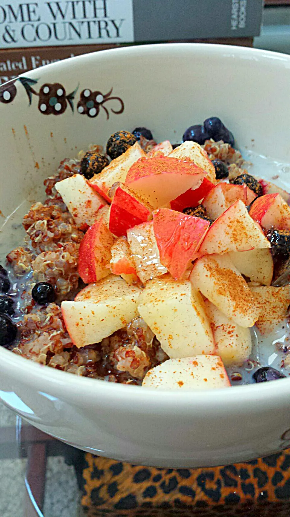 Chai Red and White Quinoa Porridge with Cinnamon Apples and Blueberries. #vegan #Raw #rawfood #whatveganseat #instafood #yogamind #yoga #foodonIG #Foodphotograp|lisaさん