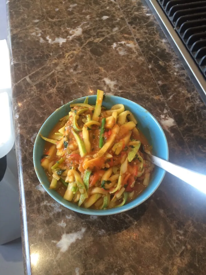 Zuccini pasta with tomato sauce|aleksandarさん