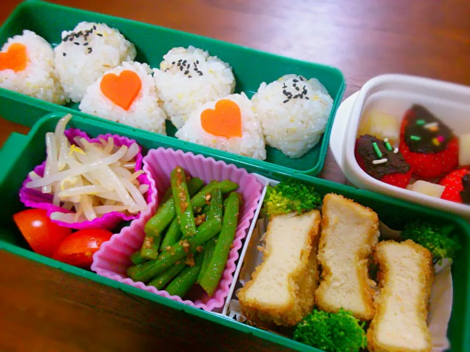 雑穀ごはんのおにぎり、♡にんじん、高野豆腐のカレーフライ、いんげんの胡麻和え、もやしのナムル、ミニトマト、チョココーティングのいちご、ころころりんご|みっちっちさん