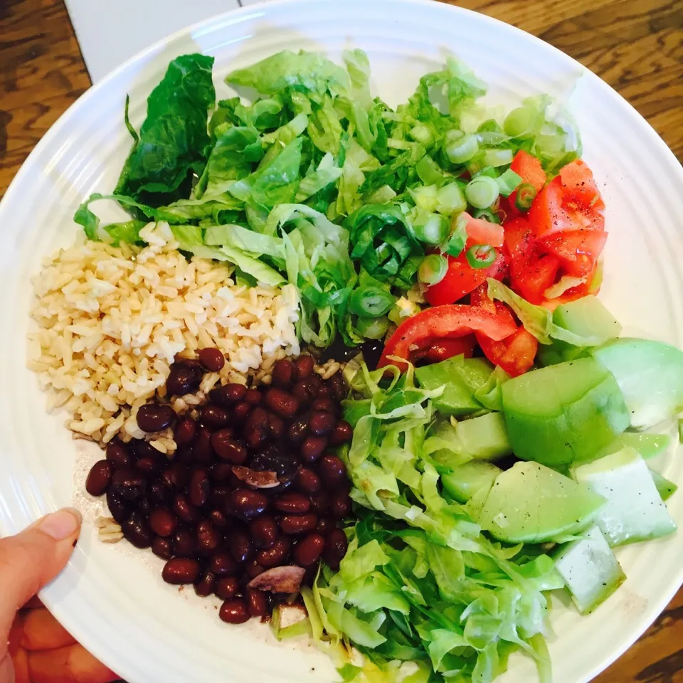 Brown rice, black beans, steamed cabbage & xuxu, lettuce, tomato and green onion|victoria valerioさん