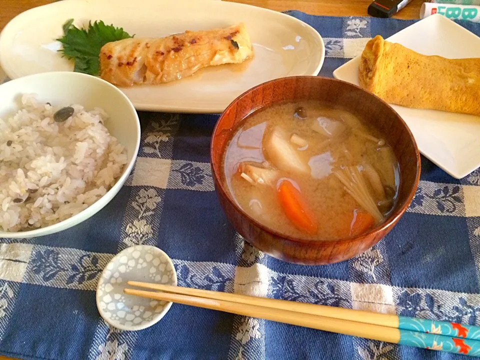 朝ごはん★鱈の味噌漬け焼き、だし巻き卵、みそ汁、十六穀ごはん|ハルさん