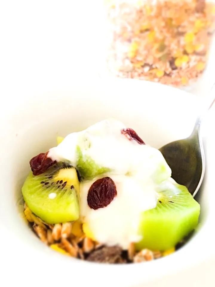 Musli with kiwi and yoghurt|Chiho Yamamotoさん