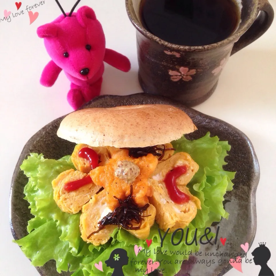 Snapdishの料理写真:バレンタインベーグルサンド（ハート卵・星ナゲット＆クリームチーズ）|Makinsさん