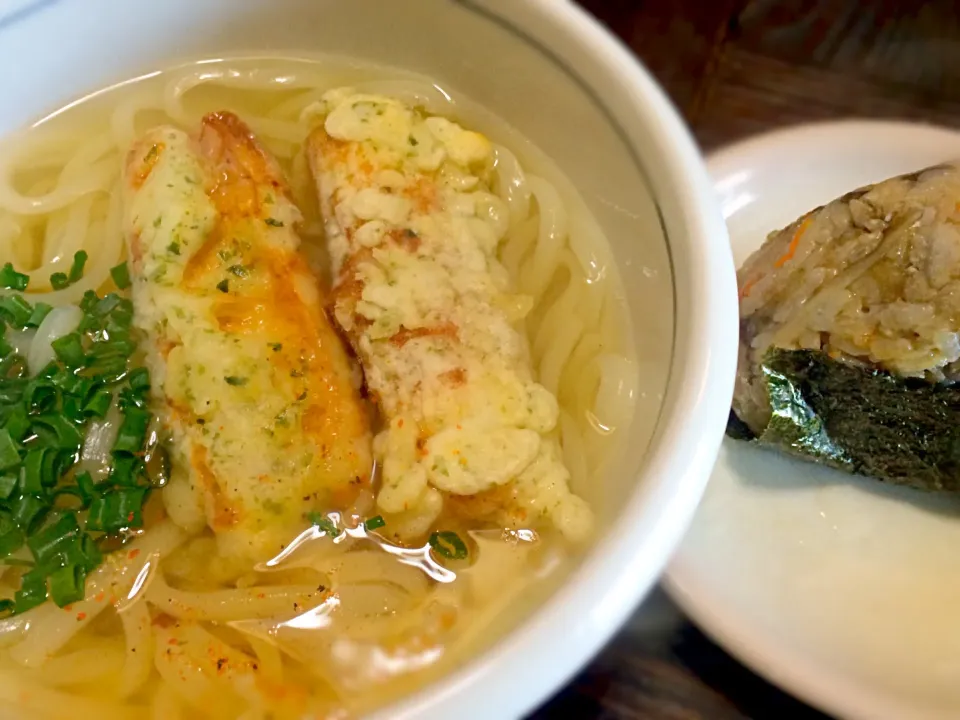 昼、またまた炭水化物定食？     竹輪天うどん、鶏飯むすび|mottomoさん