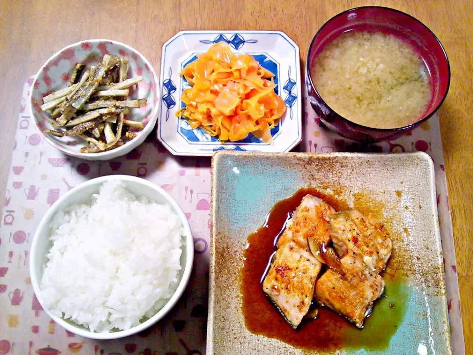 ２月13日 鮭のにんにく醤油がけ にんじんのオリーブ塩炒め ごぼうサラダ|いもこ。さん