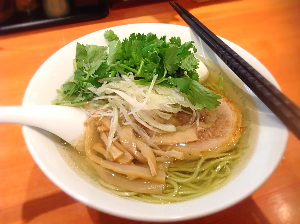 麺屋「六感堂」塩グリーン麺パクチートッピング😋|アライさんさん