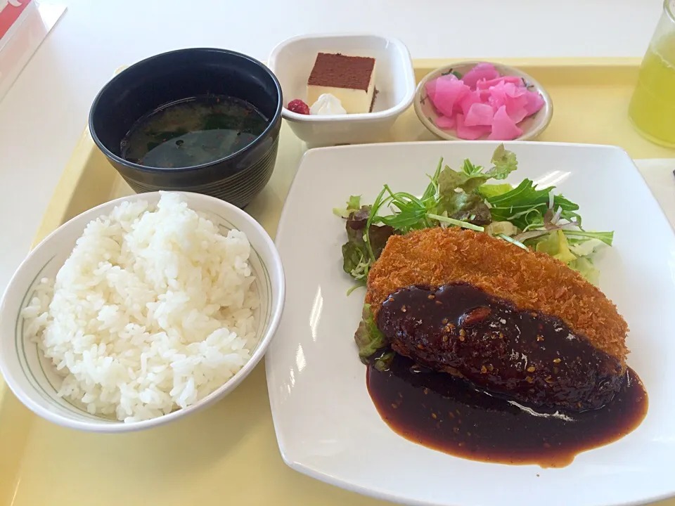 社員食堂でランチ『メンチカツ味噌ソース』|コージ💫さん