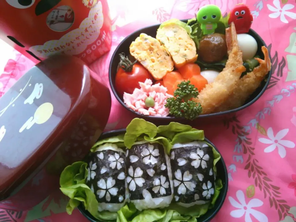 Snapdishの料理写真:🍱２回目、頑張った普通のお弁当(^-^*)…おにぎり*海老フライ*人参グラッセ*鶉卵とミートボール串*ネギ入り卵焼き*花のハム*プチトマト｢2015/02/12(火)｣|*ママちゃん*さん