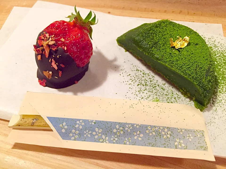 White chocolate and macha, dark chocolate and strawberry|lauren shannonさん