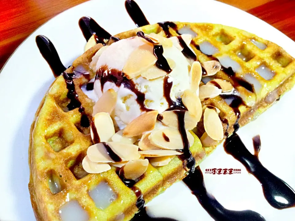 waffle + ice cream + almond #indonesia #food|elny gunawanさん