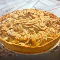 Tart with caramelized pear and almond meringue|mellisa villaniさん