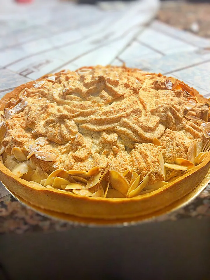 Tart with caramelized pear and almond meringue|mellisa villaniさん