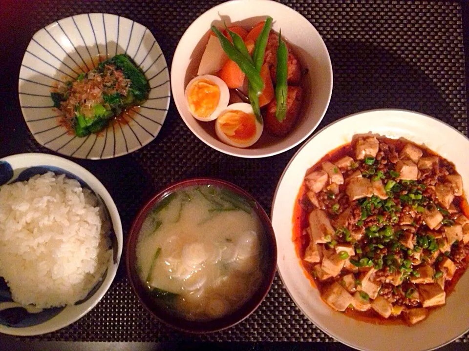 麻婆豆腐、煮物、小松菜のおひたし、ニラとジャガイモのお味噌汁|ayumiさん