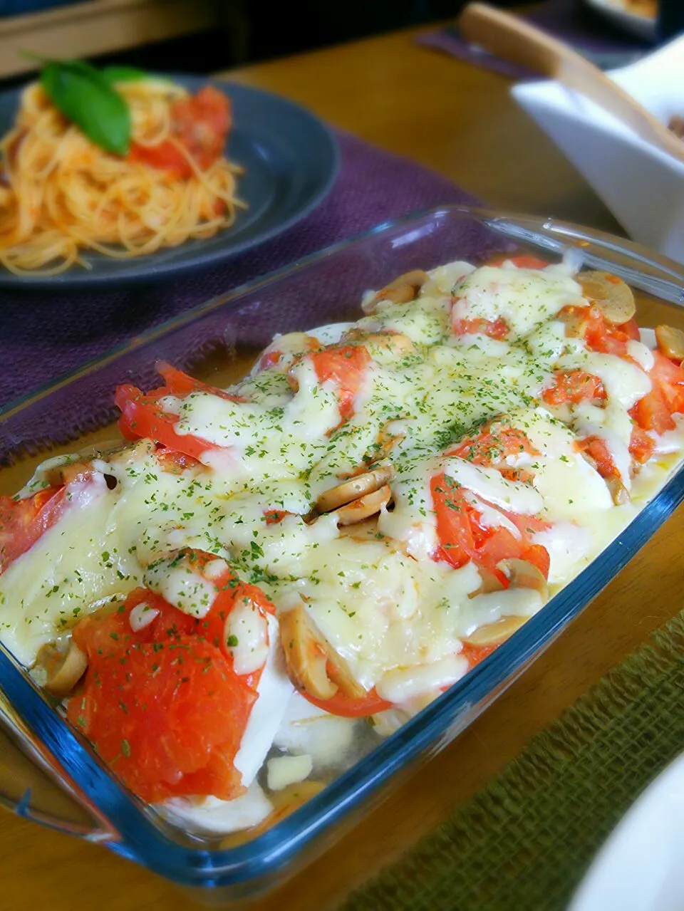 友人のお招きにあずかりました。豆腐と鶏むね肉のトマトチーズ焼き|ちはるさん