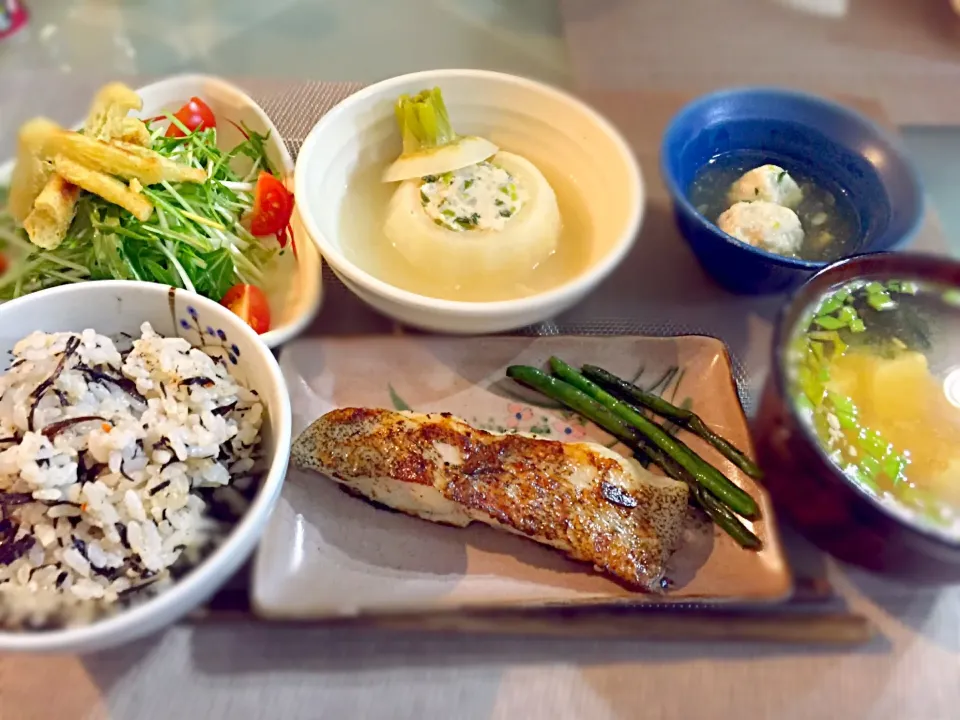 ひじきご飯、鰈の味噌漬け、蕪の鶏ひき肉詰め蒸し、豆腐とわかめの味噌汁、水菜のサラダ|Katsuya Kudoさん