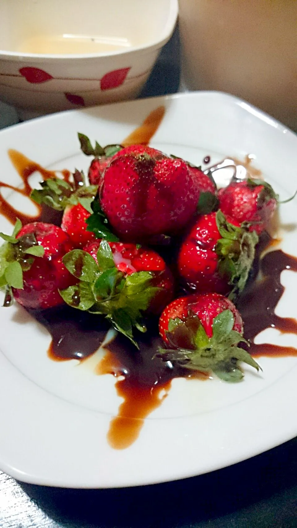 Fresh Strawberries drizzled with chocolate syrup|bonnieさん