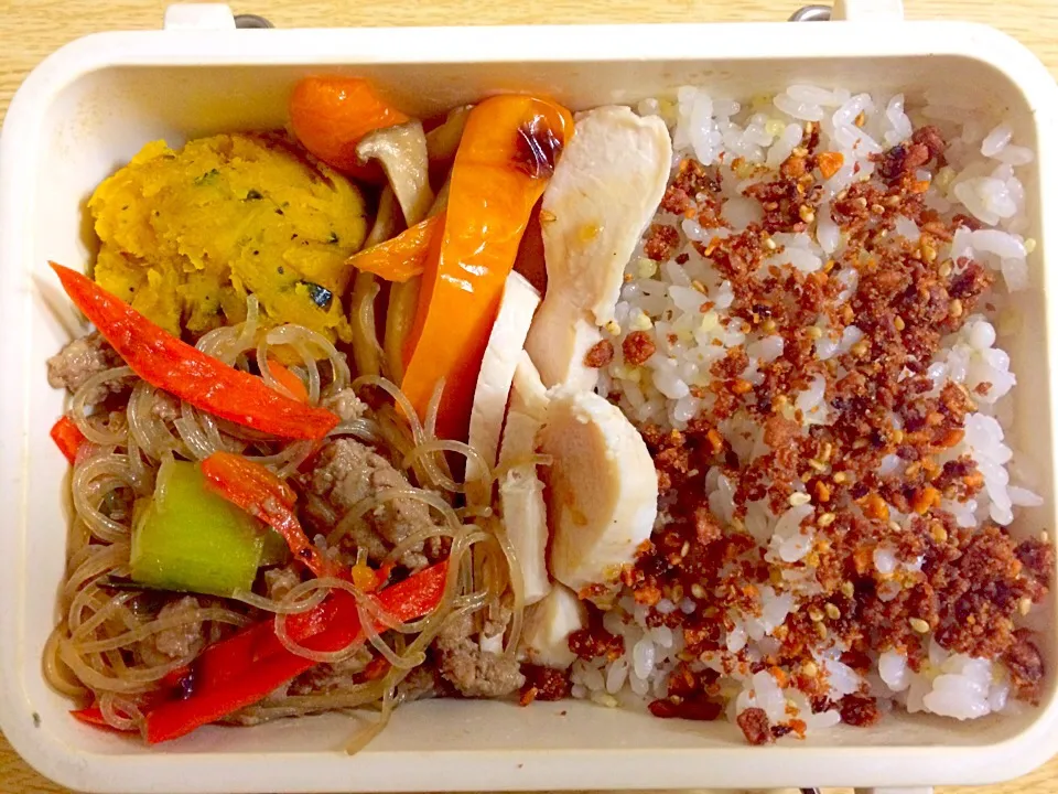 Snapdishの料理写真:【お弁当】蒸し鶏 きのことパプリカの焼きびたし かぼちゃの茶巾しぼり 合い挽き肉とパプリカとねぎのチャプチェ|まいまいまーやさん