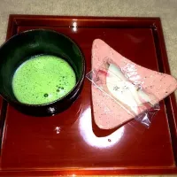 Snapdishの料理写真:花びら餅でお薄|恩田 悦子さん