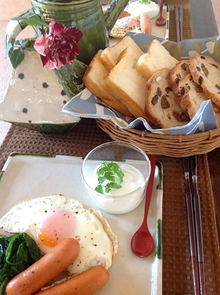 Fauchonのパン2種 ソーセージ目玉焼き|izunさん