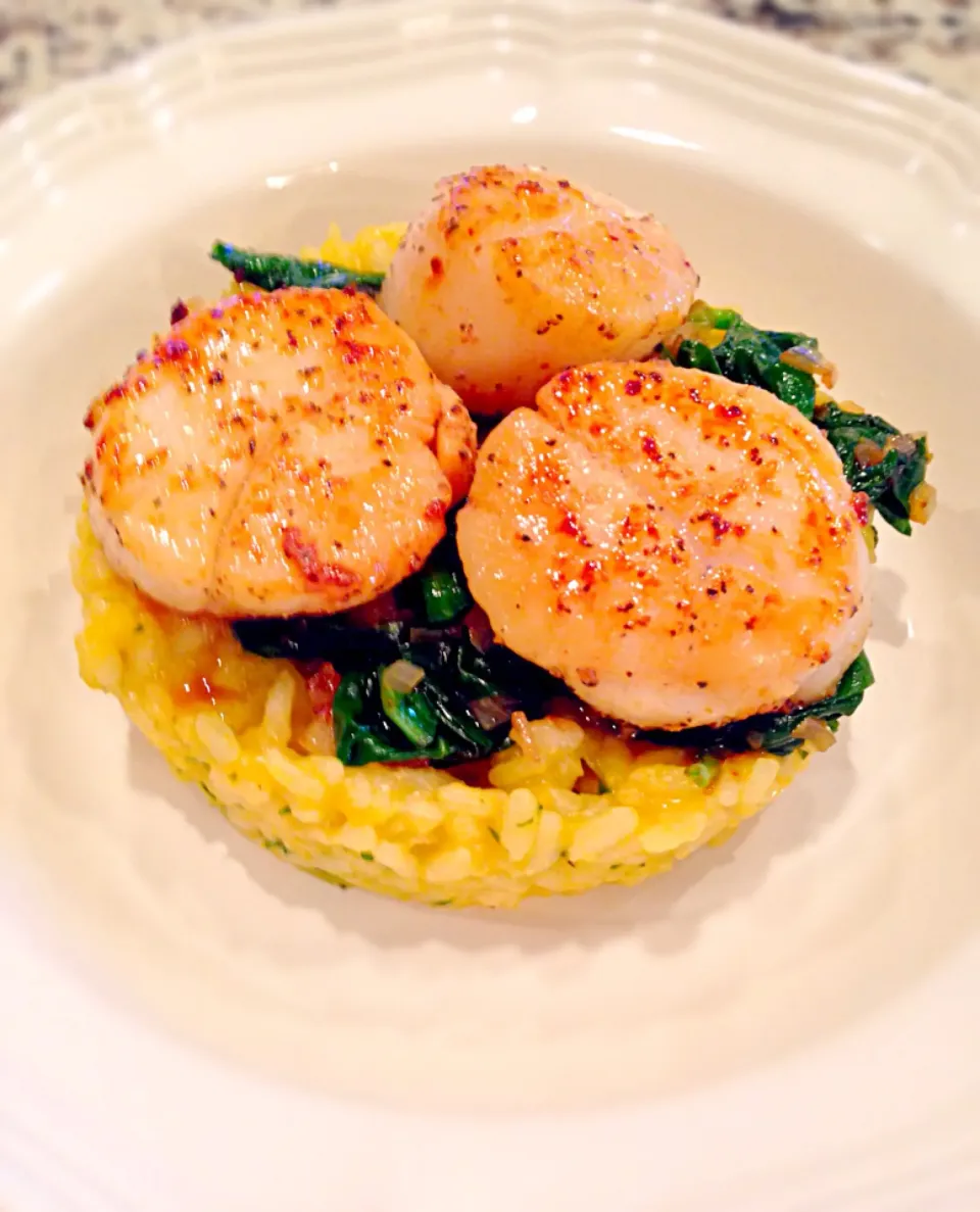 Sea scallops on a bed of wilted spinach and Parmesan risotto|crystalさん