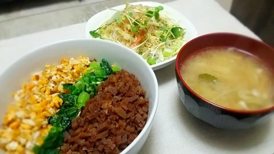 高野豆腐で3色丼～
の晩ごはん✨|kaz(*･ω･)さん