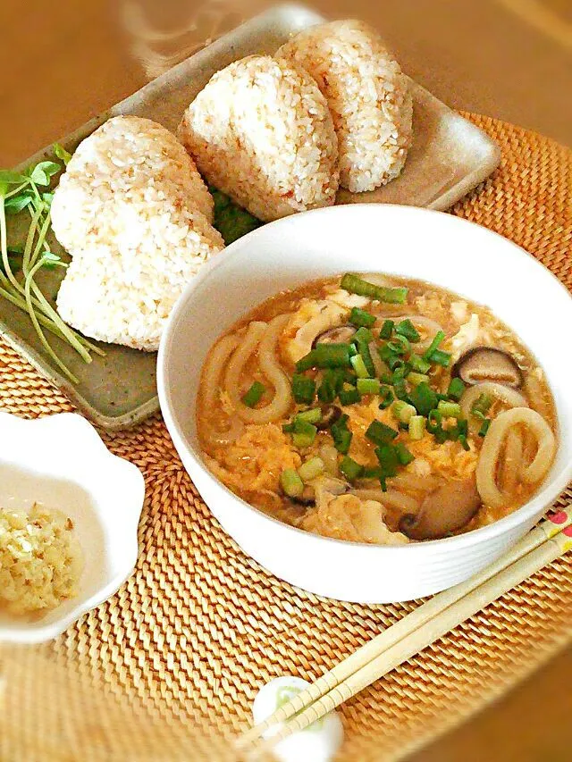 早めのお昼ご飯♪あったかかき玉うどん&鰹節と胡麻のおにぎり♡|あゆさん