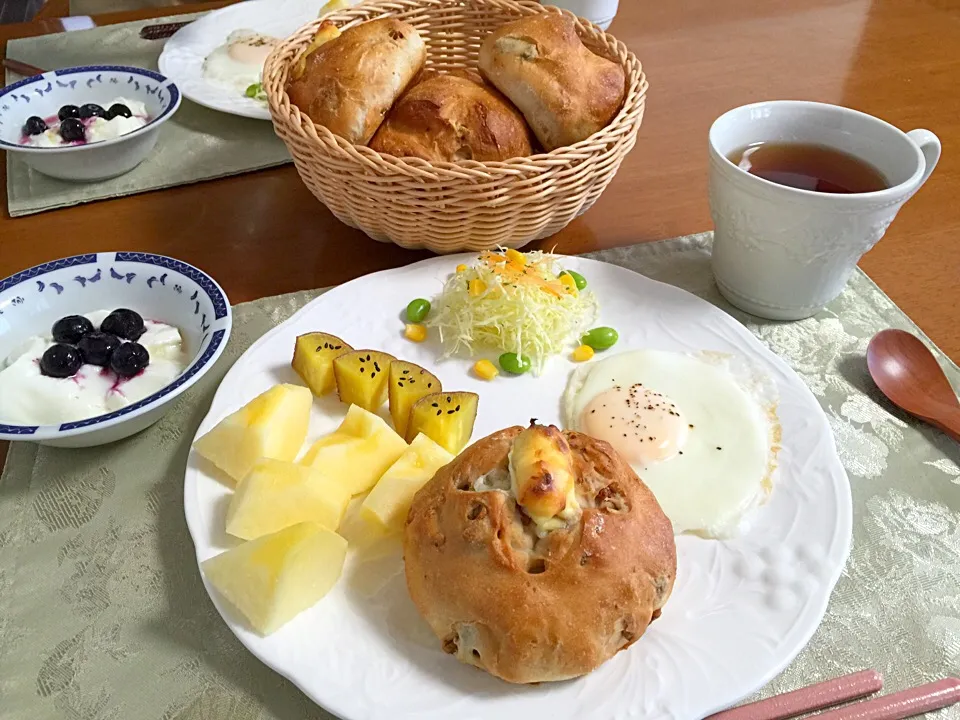 Snapdishの料理写真:焼きたてパンで朝ごはん|あゆみさん