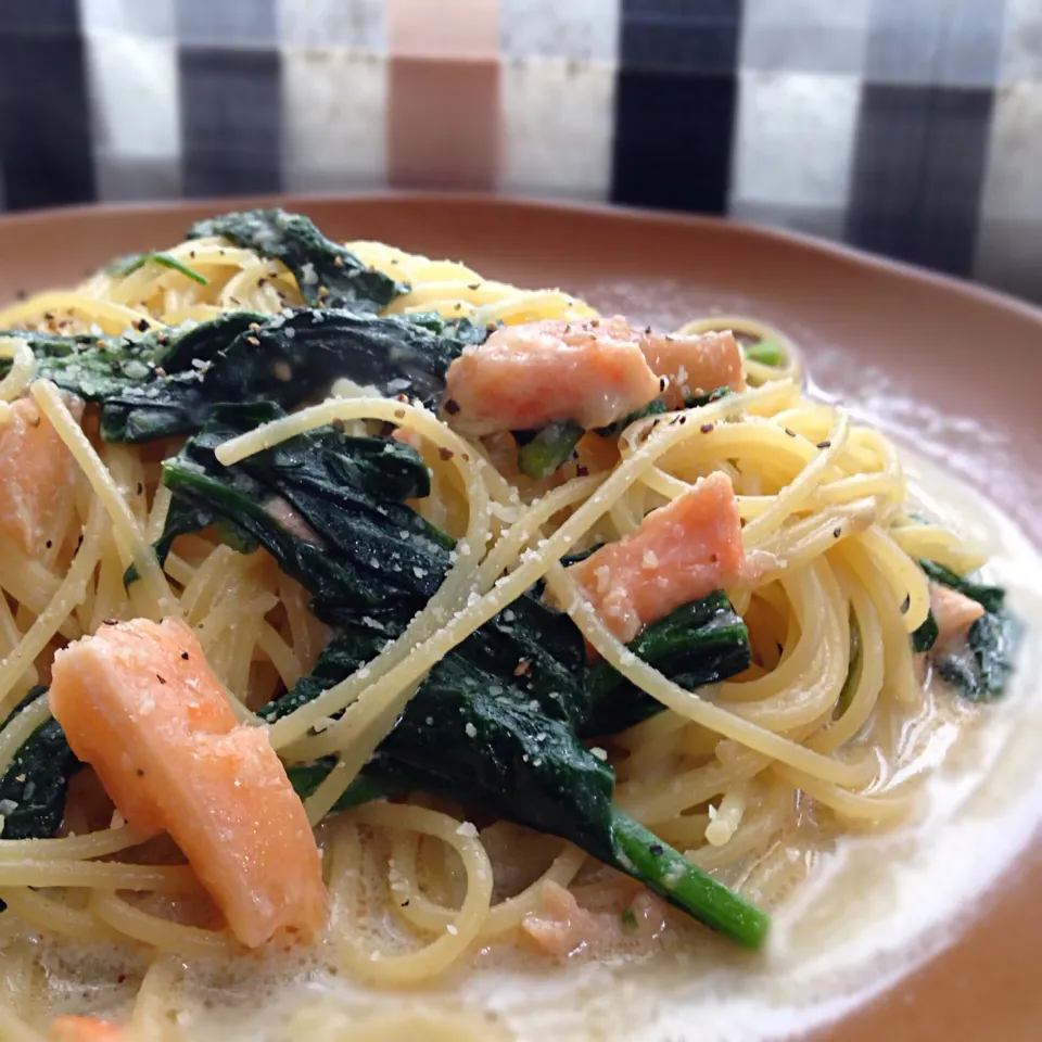 ほうれん草と鮭ハラスのクリームソースパスッタ|koji toyodaさん