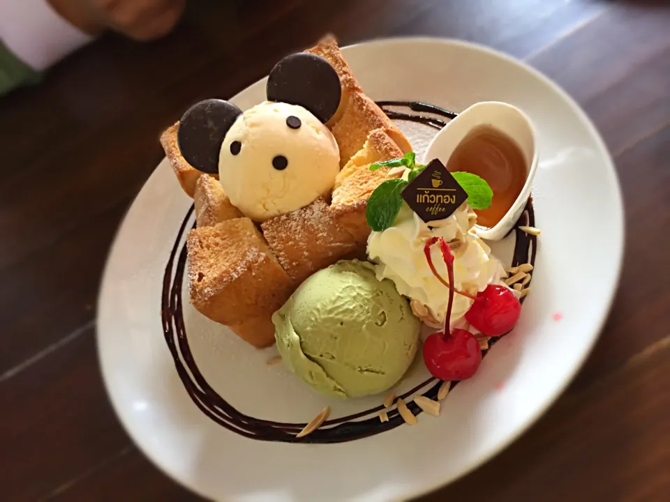 Mickey honey toast|Kim Pakinyさん