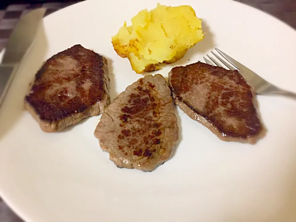 Filet mignon com batata doce assada|mimi monさん