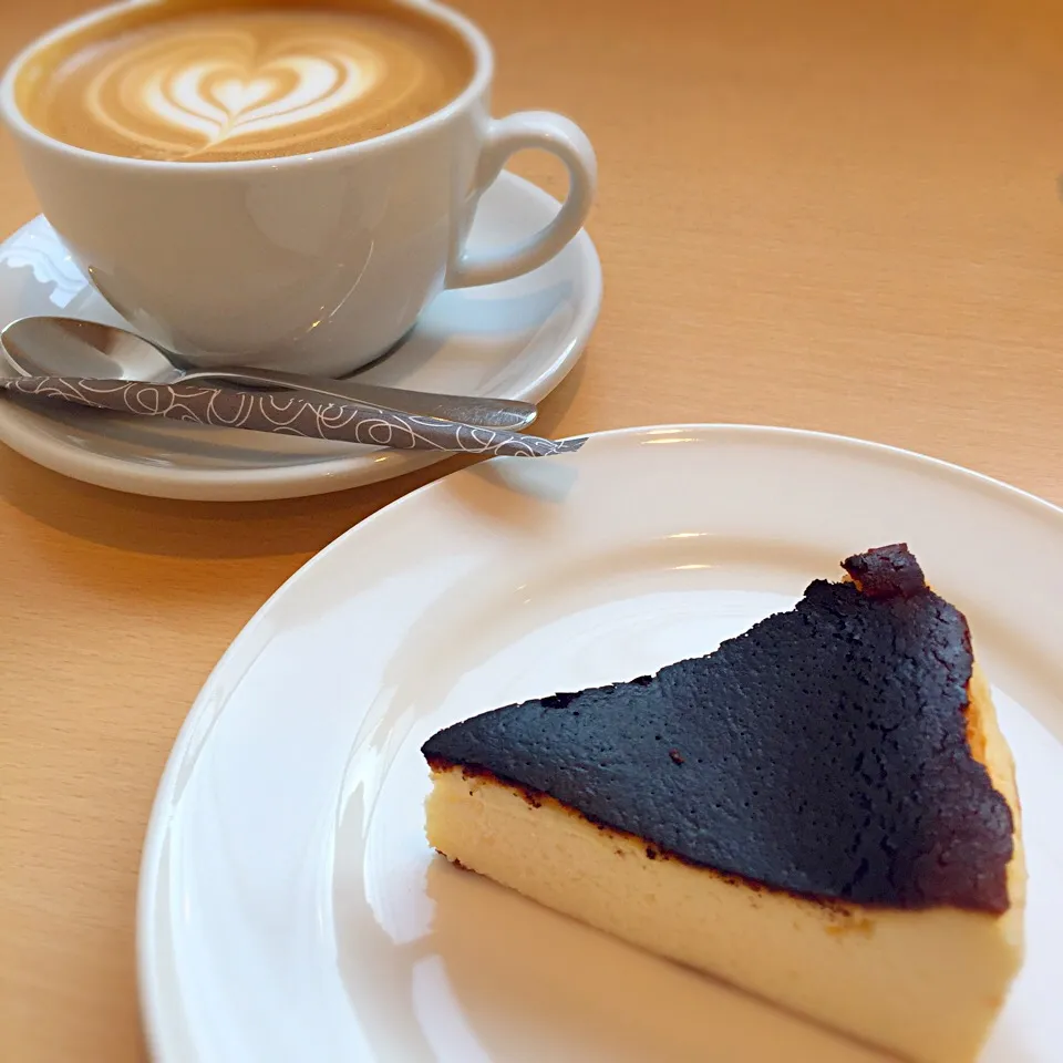 Snapdishの料理写真:焦がしチーズケーキ&カフェラテ@水谷珈琲|chobicmさん