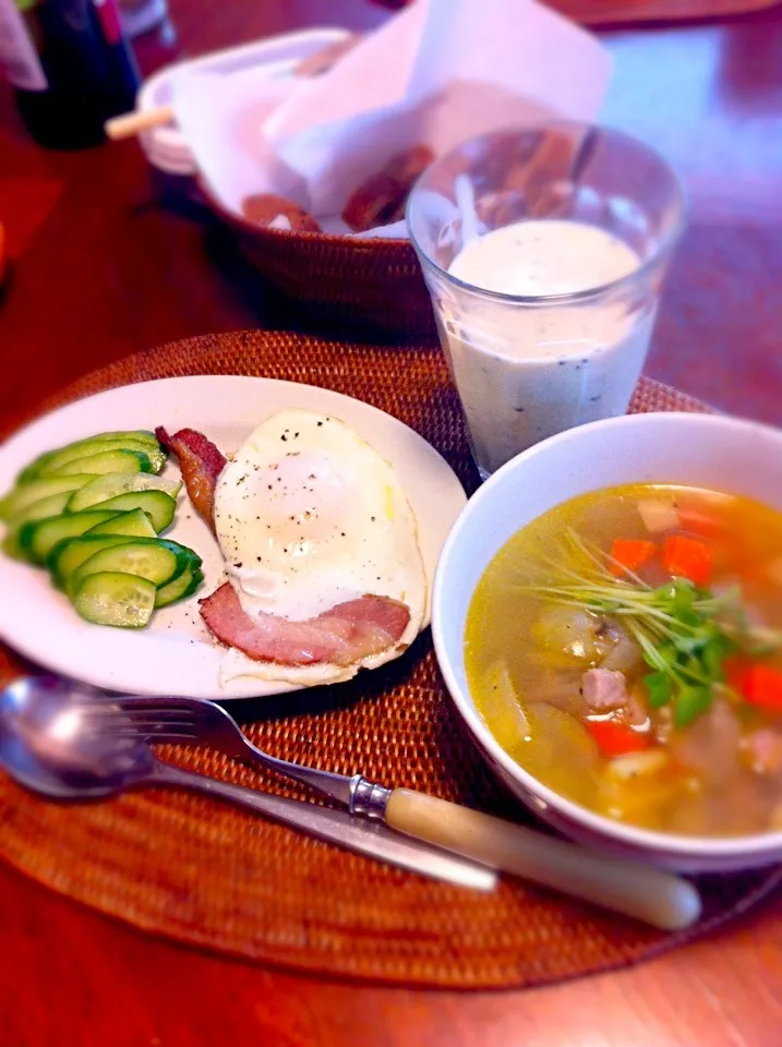 朝ご飯は、ベーコンエッグと野菜スープ、豆乳・バナナ・キーウィのスムージー。|板坂智夫さん