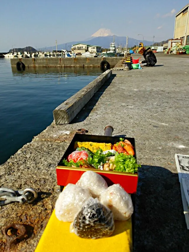 富士山と釣り人を見ながらお弁当🍙
いい天気で気持ちいい～♪|kamekameさん