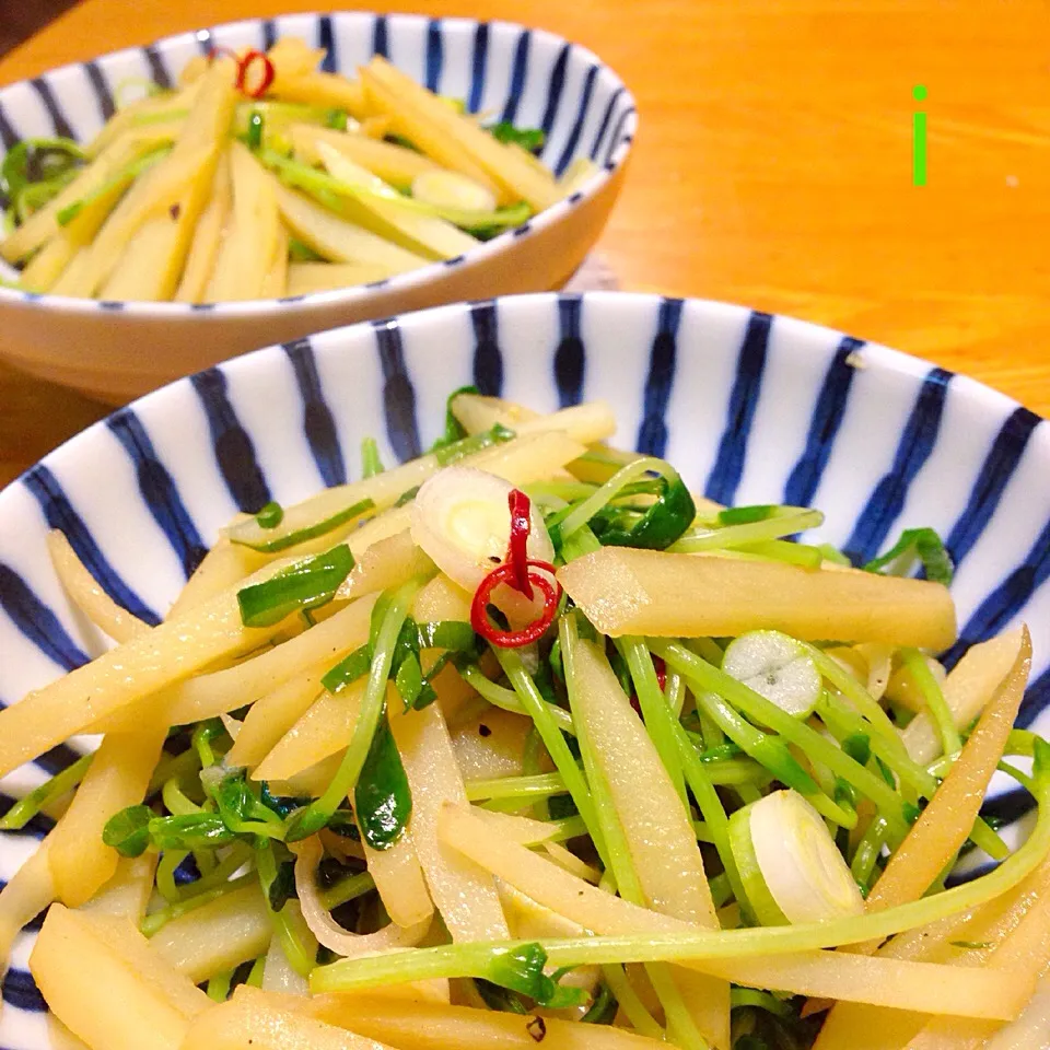 Snapdishの料理写真:咲きちゃんの「豆苗とじゃがいものシャキシャキにんにく炒め」👈シャキーン‼️|izoomさん