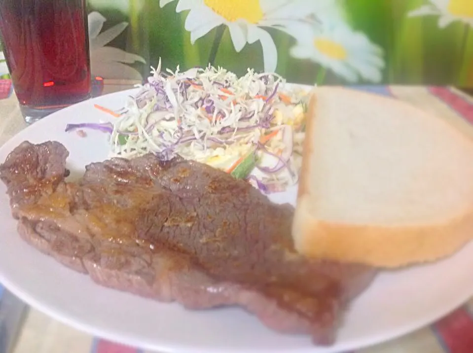 Steak salada mista e suco de uva pão italiano|mimi monさん