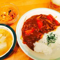 牛スジとキノコのカレー。牛スジの出汁のスープ。キャロットラペ。|Naoさん