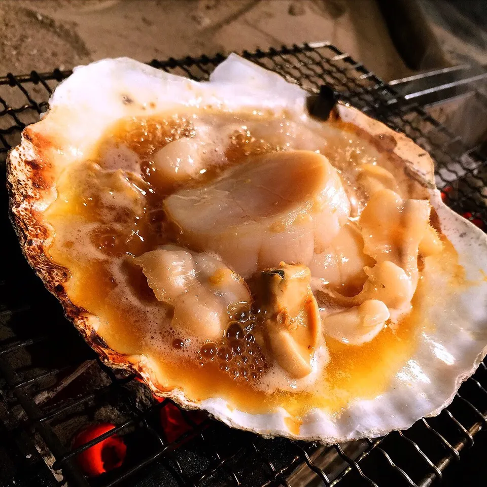 天然の帆立の貝焼き
グツグツしたら
醤油とバターをちょいと…|Yogiさん