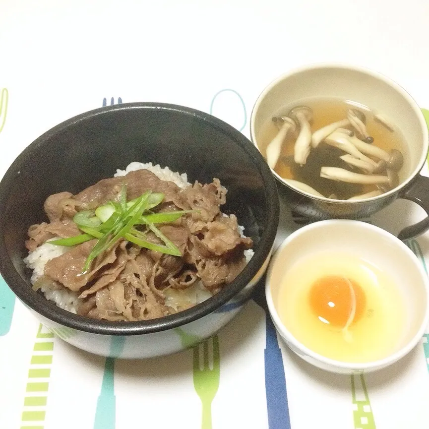 Snapdishの料理写真:牛丼・シメジとワカメのお吸い物|美也子さん