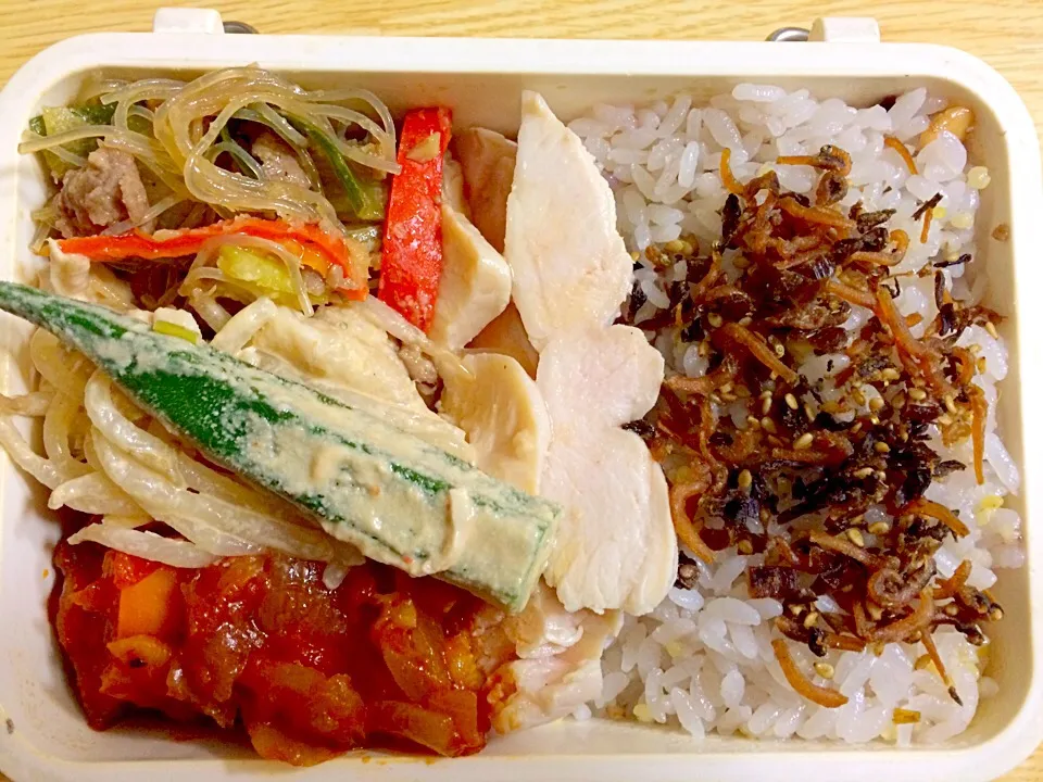 【お弁当】バンバンジーサラダ ラタトゥイユ 蒸し鶏 合い挽き肉とパプリカとねぎのチャプチェ|まいまいまーやさん